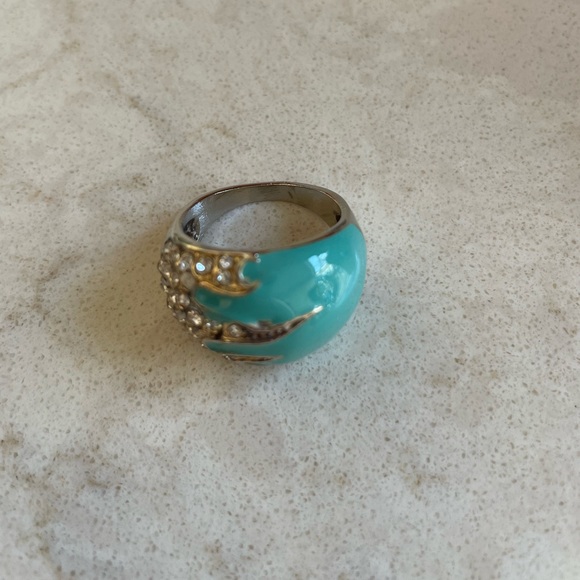 Size 8 ring - Picture 2 of 2
